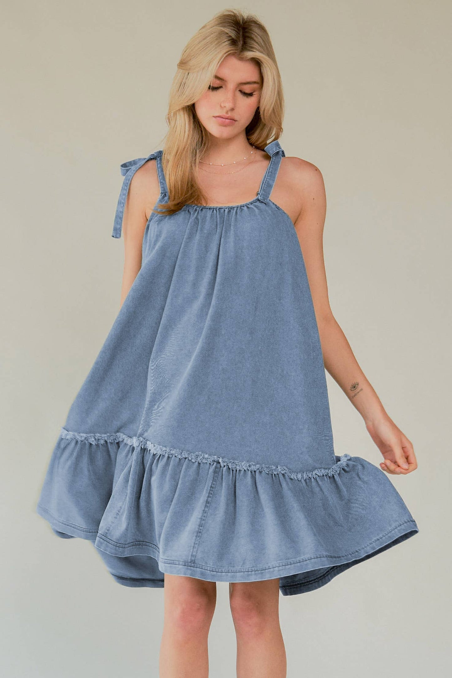 WASHED DENIM TIE SHOULDER CAMI SUNDRESS: Light Denim